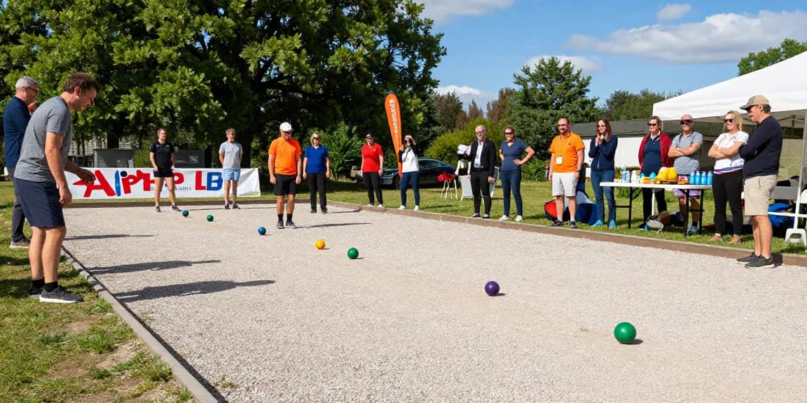 FOPI Kota Palu: Pemain petanque berinteraksi dan menikmati pertandingan di lapangan.