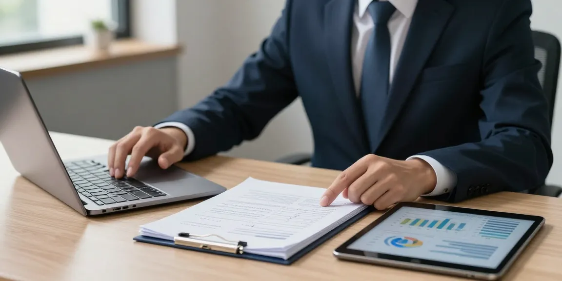 Analisis audit forensik di aafikotabandungb.org oleh auditor profesional dengan dokumen keuangan dan laptop.